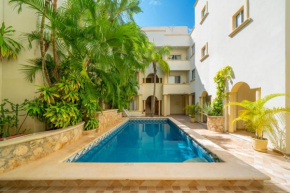Classic Condo on 5th Avenue , Steps from the beach - MClaren
